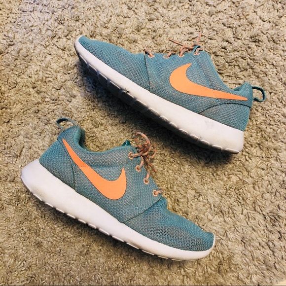 Nike Roshe Shoes - Size 7W - Picture 1 of 6